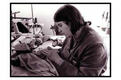 Foto en blanco y negro de chica en taller de costura